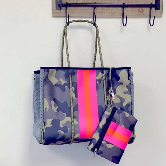 **SALE**Brand NEW Georgia Neoprene Tote Bag & Clutch~ Camo💚💗 - Picture 1 of 15